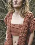 Carica l'immagine nel visualizzatore della galleria, Francine set con cintura e Top: Gilet, poncho, stola maglia con top in cotone