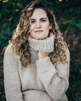 Carica l'immagine nel visualizzatore della galleria, Maglione collo alto invernale realizzato ai ferri in lana e alpaca