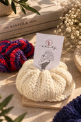 Carica l'immagine nel visualizzatore della galleria, Crasty Scrunchie in lana
